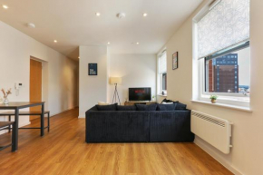 Modern 2-Bed Apartment, FREE Parking, City Centre, Netflix & Pet Friendly - Hosted by Stay Host Save
